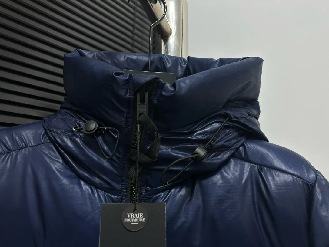 P780 [𝘾𝘼𝙉𝘼𝘿𝘼 𝙂𝙊𝙊𝙎𝙀] Canada Goose's limited new Crofton puff down jacket, top version, ceiling level Crofton soft loaf, 2024 latest style, cold protection effect up to level 4, using recycled Feather-Light tear-resistant fabric, ultra-light, no weight on the upper body at all! The unique black label highlights your temperament‼ ️ Canada Goose, a Canadian brand, has always been recognized as the warmest down jacket. Various Instagram celebrities, Internet celebrities, and celebrities often wear it for street photos. I make Canada Goose every year, but I still can't get rid of my love for it. No matter how cold the days are, there is no need to be afraid, because there is! Filled with 90% white duck down, it is the legendary warmest down jacket and is known as a must-have for Arctic outdoor sports! The most popular down jacket in the world, celebrities are rushing to buy it, it is a must-have!  Size: S~XXL